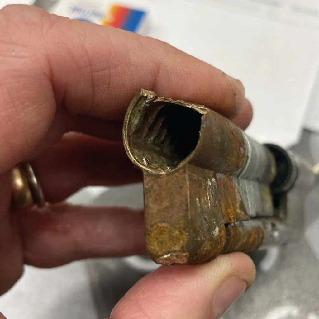 Attacco con Acido alla Serratura: Come Proteggere la Tua Porta Blindata